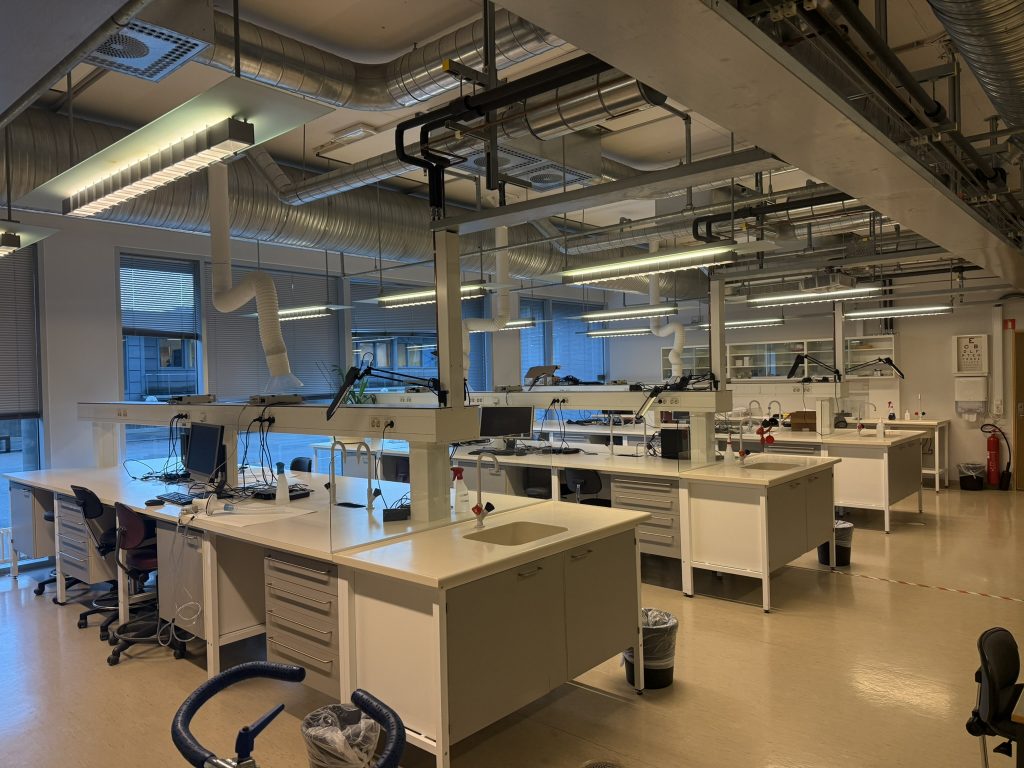 Bildet viser fysiologisalene før ombygging, med "labstasjoner". Foto: Christer Skjerping