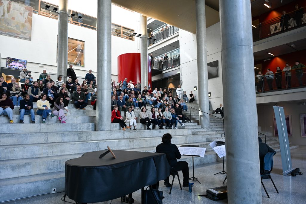 Musikere og publikum sett nedenfra