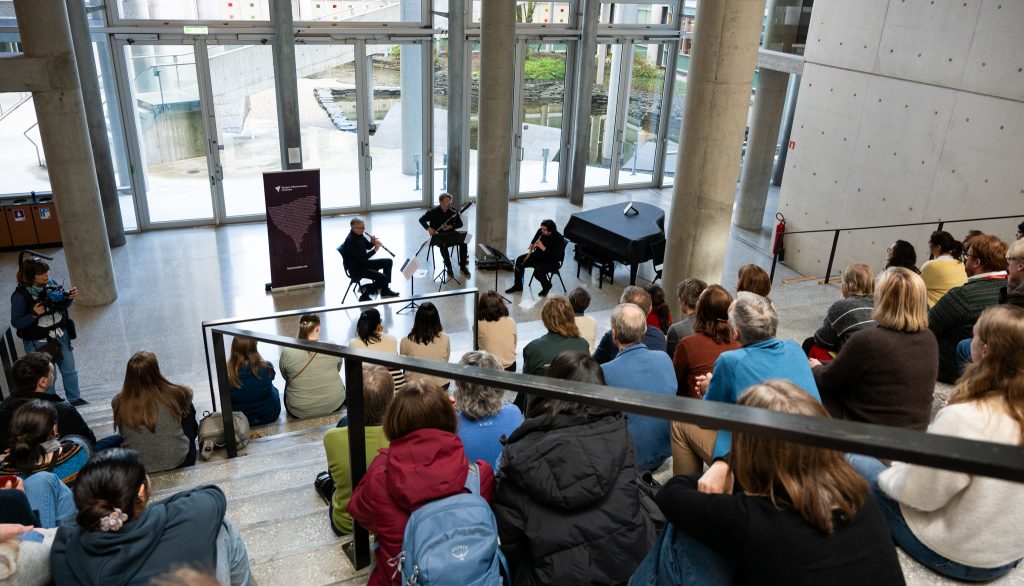 Musikere og publikum sett ovenfra